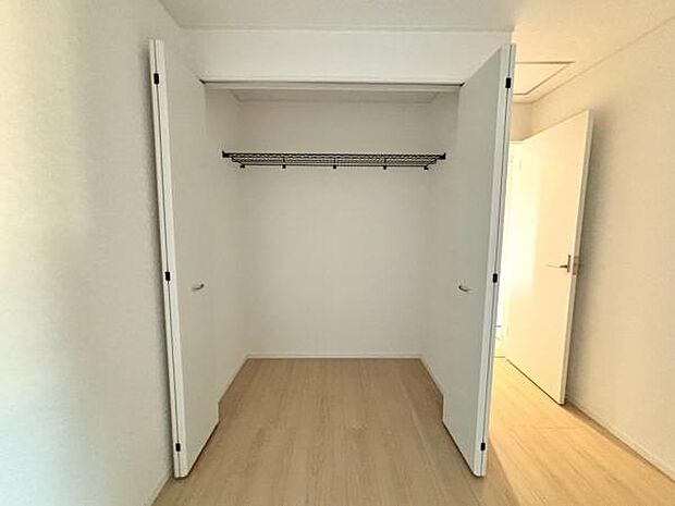 いつでもお部屋をスッキリお使い頂ける収納スペースを設置。