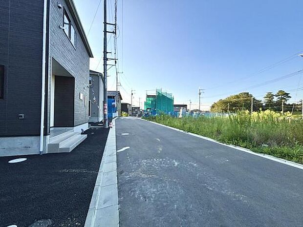 前面道路を含めた現地写真です。