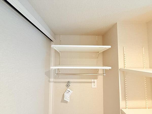 いつでもお部屋をスッキリお使い頂ける収納スペースを設置。