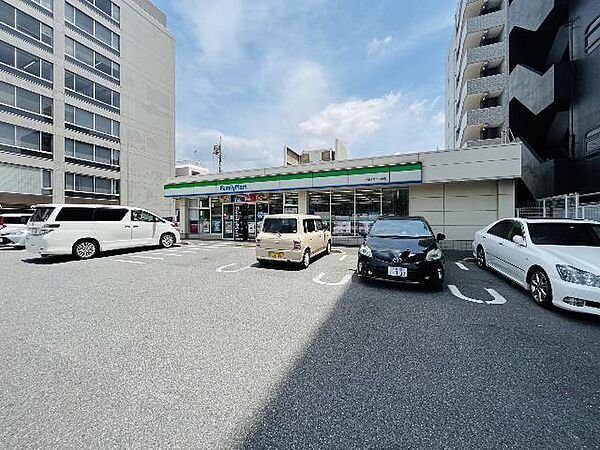 ファミリーマート 千葉本町二丁目店まで約110m（徒歩2分）