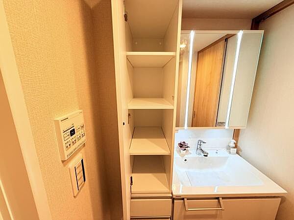 いつでもお部屋をスッキリお使い頂ける収納スペースを設置。