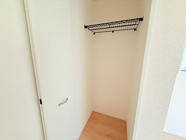 いつでもお部屋をスッキリお使い頂ける収納スペースを設置。