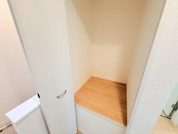 いつでもお部屋をスッキリお使い頂ける収納スペースを設置。