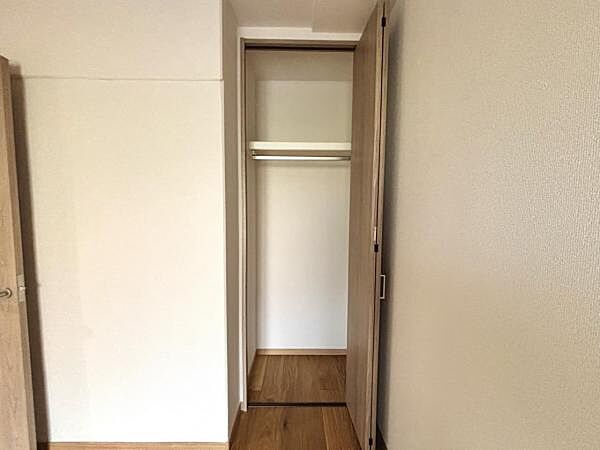 いつでもお部屋をスッキリお使い頂ける収納スペースを設置。
