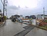 外観：前面道路を含めた現地写真です。