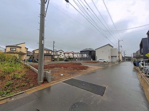 前面道路を含めた現地写真です。