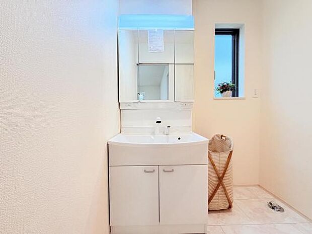 洗面化粧台です。朝の身支度から1日が始まります。