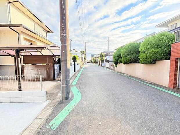 前面道路を含めた現地写真です。