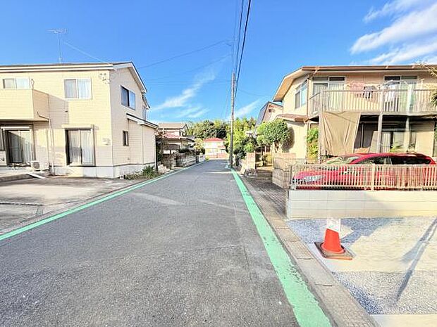前面道路を含めた現地写真です。