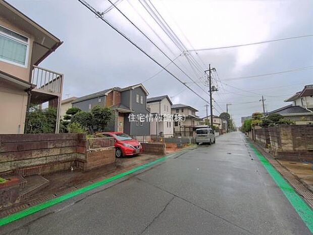 前面道路を含めた現地写真です。