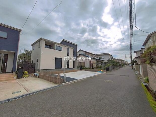 前面道路を含めた現地写真です。
