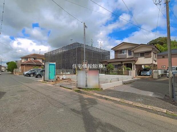 前面道路を含めた現地写真です。