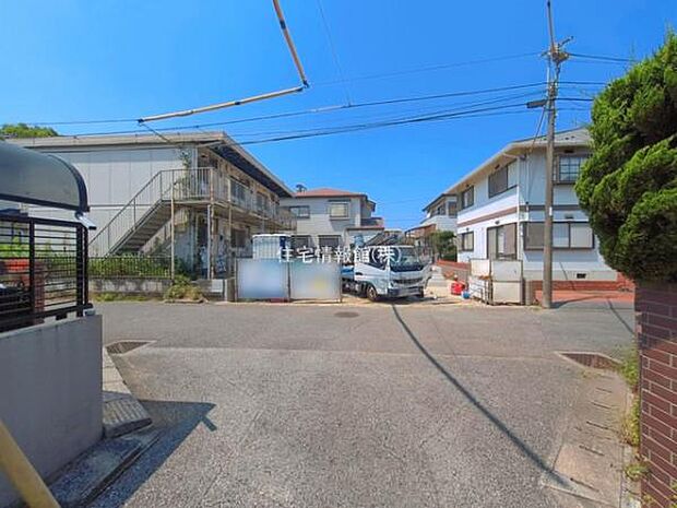 前面道路を含めた現地写真です。