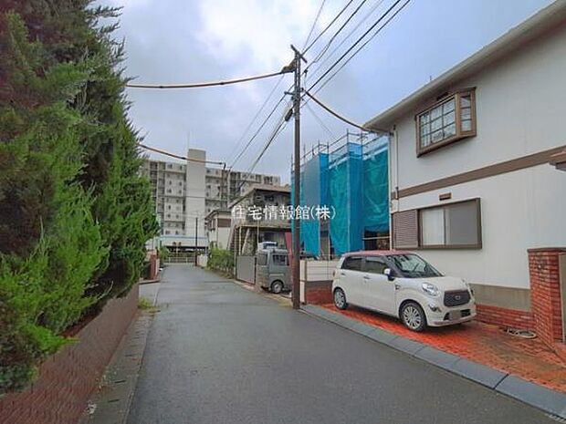 前面道路を含めた現地写真です。