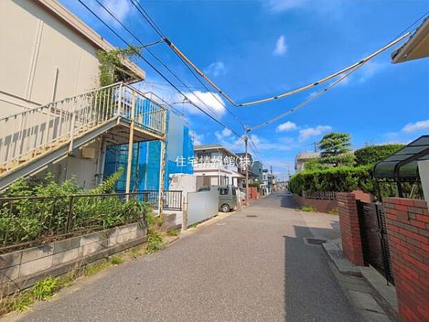 前面道路を含めた現地写真です。