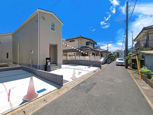 前面道路を含めた現地写真です。