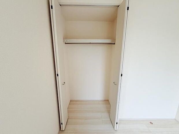 いつでもお部屋をスッキリお使い頂ける収納スペースを設置。