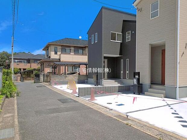 前面道路を含めた現地写真です。