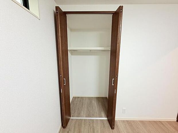 いつでもお部屋をスッキリお使い頂ける収納スペースを設置。