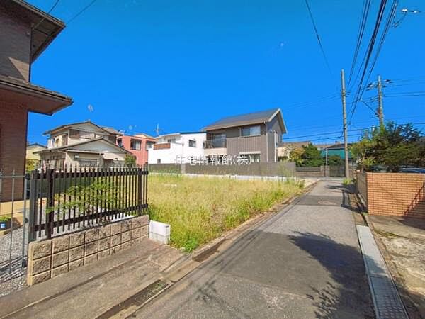 前面道路を含めた現地写真です。