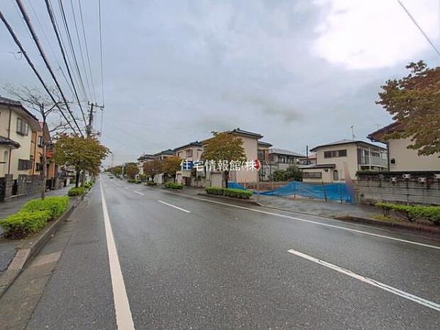 前面道路を含めた現地写真です。