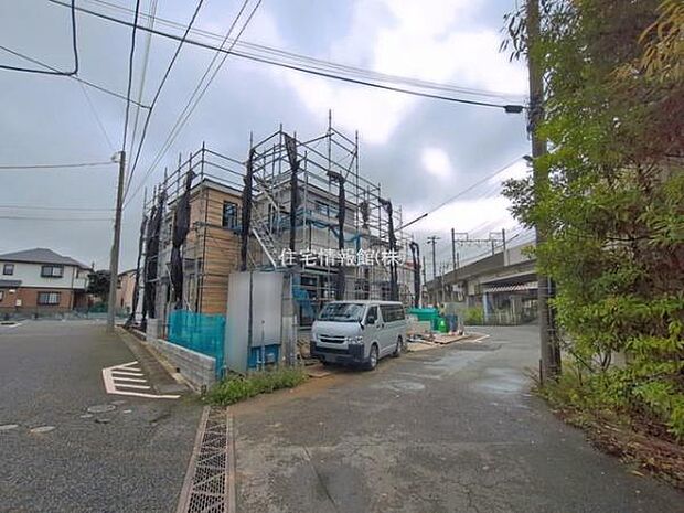 前面道路を含めた現地写真です。