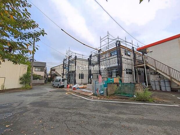 前面道路を含めた現地写真です。