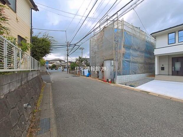 前面道路を含めた現地写真です。