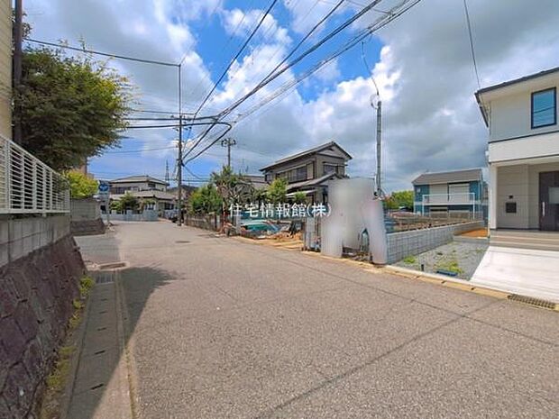 前面道路を含めた現地写真です。