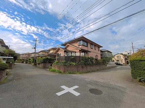 前面道路を含めた現地写真です。