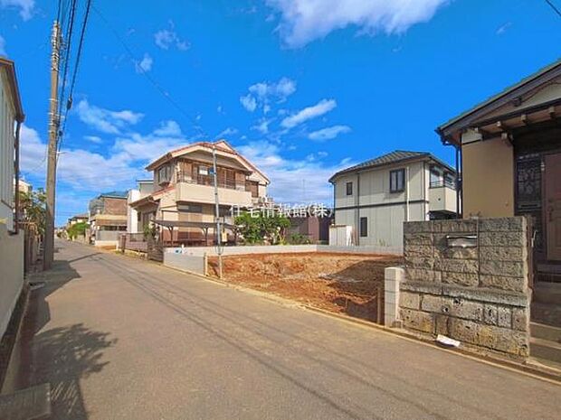 前面道路を含めた現地写真です。