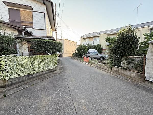 前面道路を含めた現地写真です。