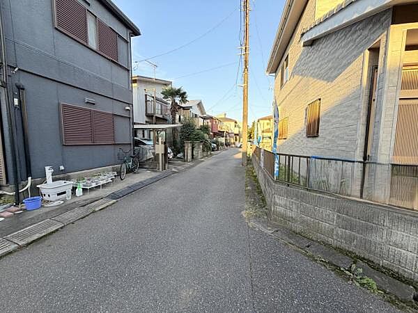 前面道路を含めた現地写真です。