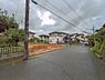外観：前面道路を含めた現地写真です。