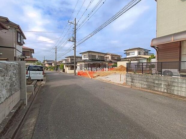 前面道路を含めた現地写真です。