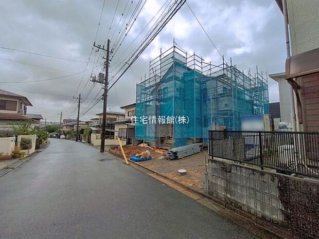 前面道路を含めた現地写真です。
