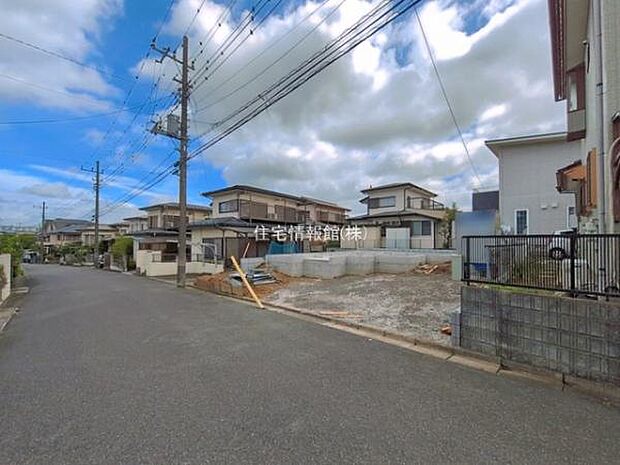 前面道路を含めた現地写真です。