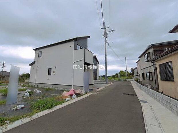前面道路を含めた現地写真です。