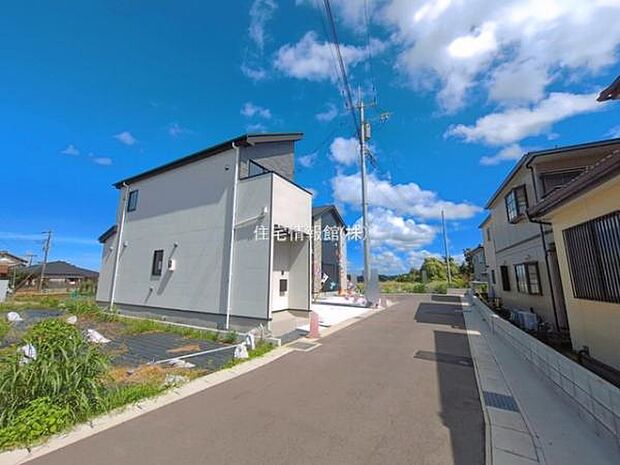 前面道路を含めた現地写真です。