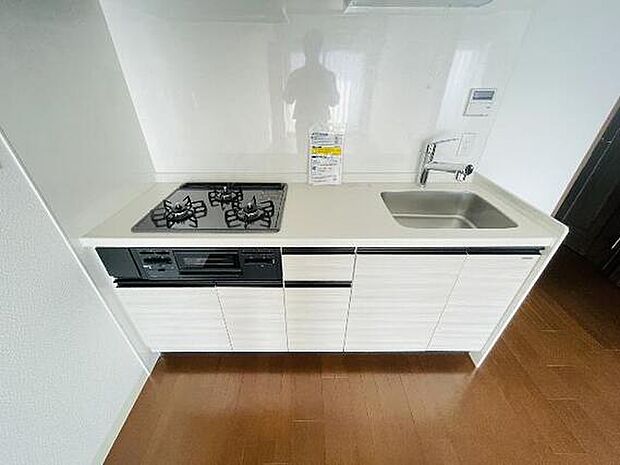 清潔感のある真っ白なキッチンです。