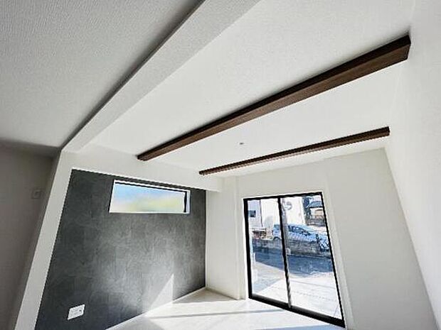 リビングの天井は折上天井で、開放感がございます。