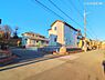 外観：前面道路を含めた現地写真です。
