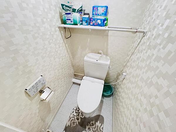 シャワー洗浄機能付のトイレは、清潔感が印象的な空間ですね。