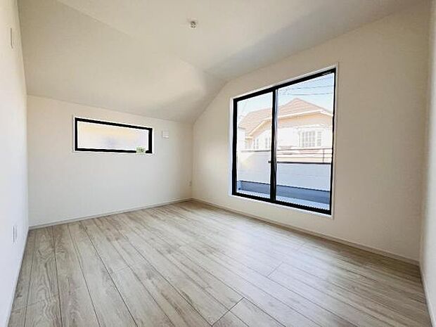 明るい広々とした主寝室でご家族ゆっくりお休みになれますね。