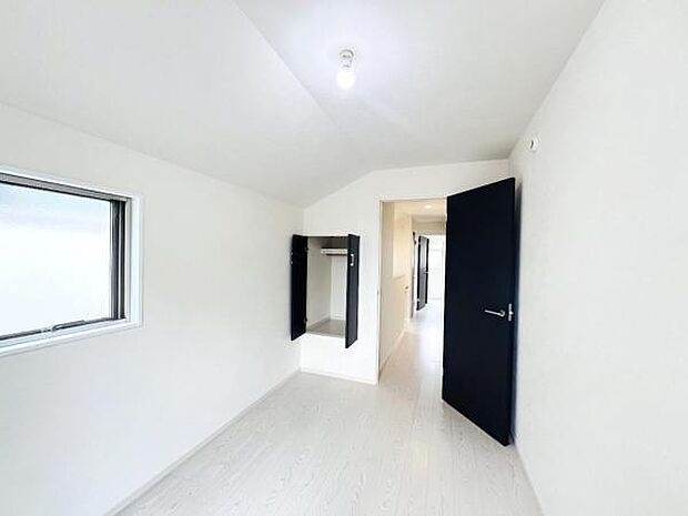 いつでもお部屋をスッキリお使い頂ける収納スペースを設置。