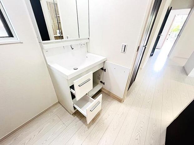 脱衣所は小さなお子様がいるご家庭にも重宝されます。