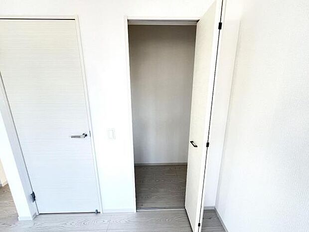 ウォークインクローゼットがあり収納スペースも豊富。季節物もスッキリ片付きそうです。