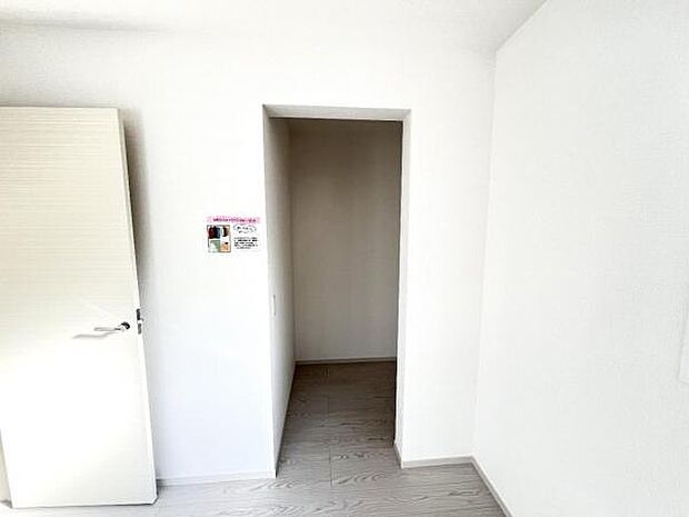 いつでもお部屋をスッキリお使い頂ける収納スペースを設置。