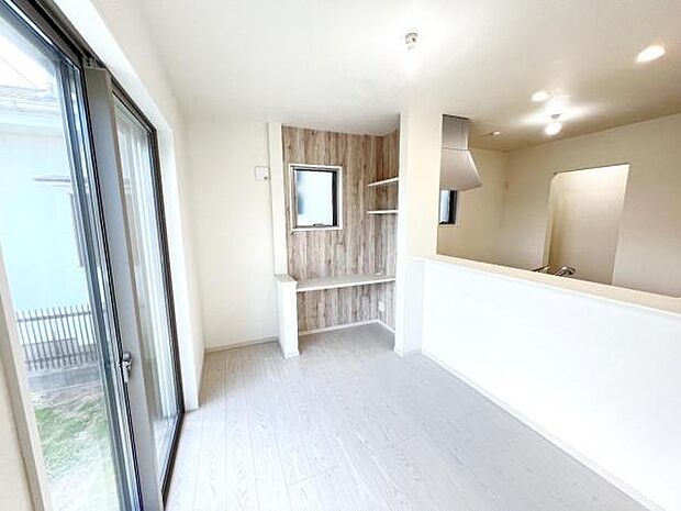 お食事中もキッチンと会話が楽しめるダイニングスペース。