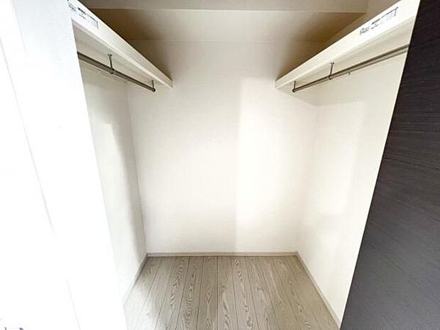 ウォークインクローゼットがあり収納スペースも豊富。季節物もスッキリ片付きそうです。